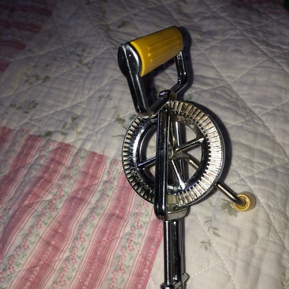 Vintage Handheld Egg Beater with Yellow Handle, off -grid- camping- used - Picture 3 of 8